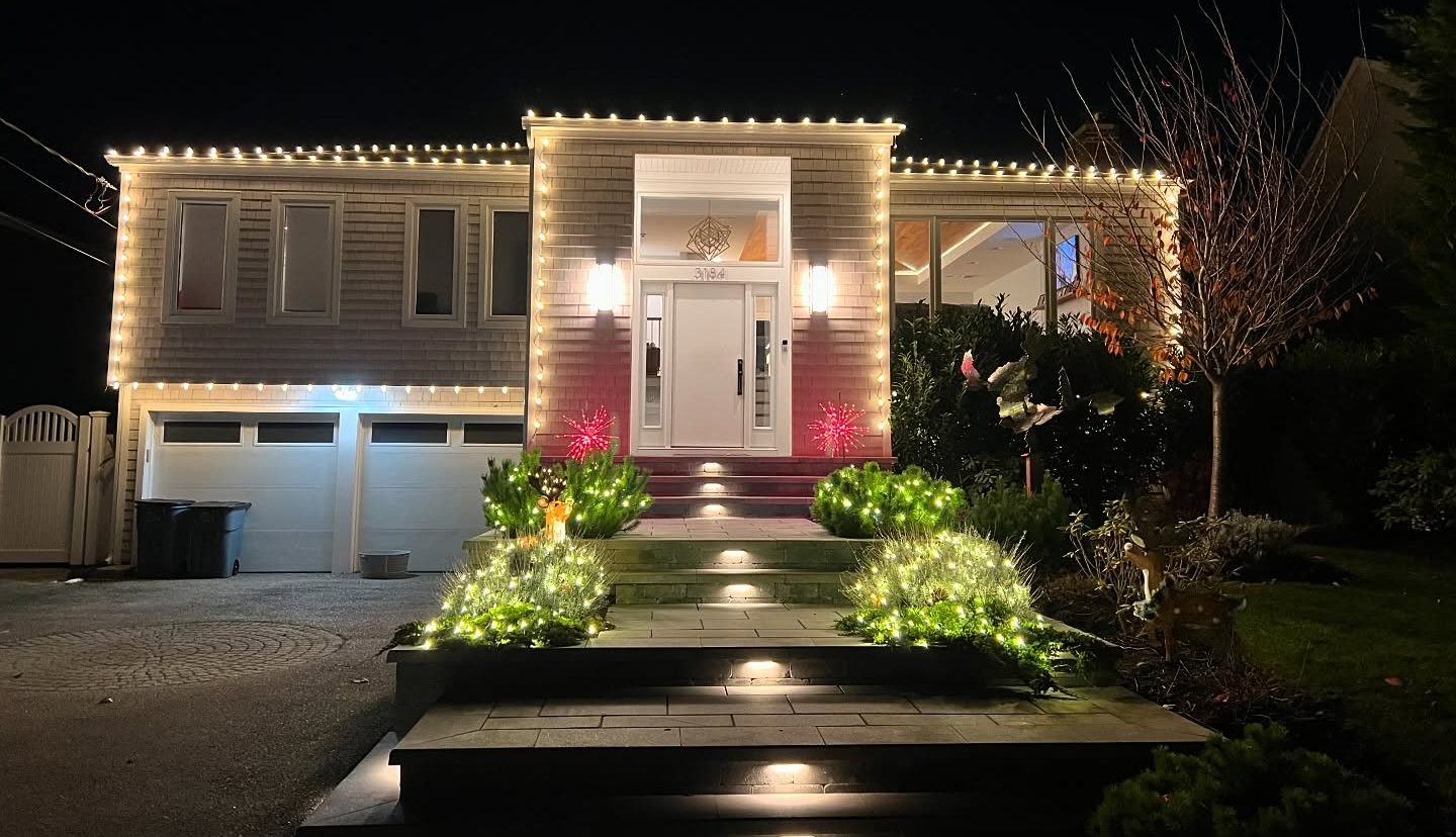 Professional holiday light installation service in Bellmore, NY for homes and businesses